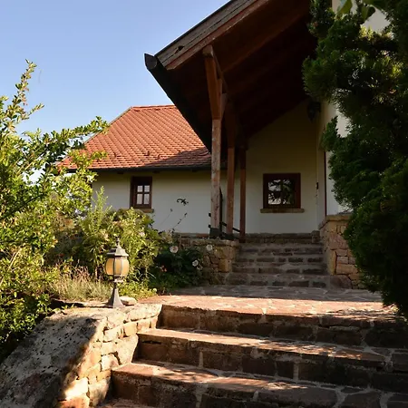 Pavakakas Vendeghaz فيلة