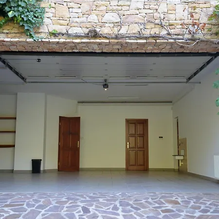 Pavakakas Vendeghaz